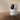 Cámara de seguridad Xiaomi Smart Camera C201 blanca, colocada sobre un mueble de madera.